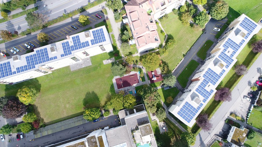 Installations photovoltaïques sur les toits de la Route d’Orpond 58-62 et sur ceux de la Rue du Midi 57-61