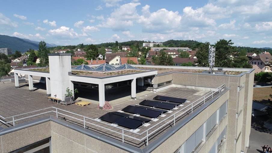 Die Photovoltaikanlage auf dem Dach der Schule OSZ Mett-Bözingen