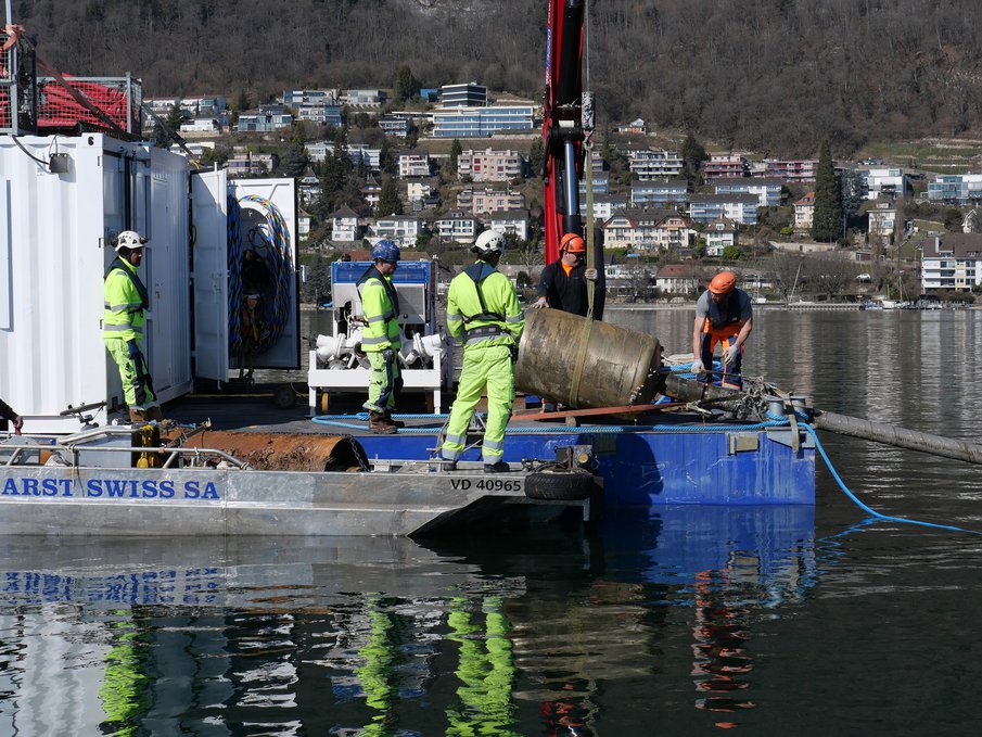 Pose des tubes dans le lac de Bienne