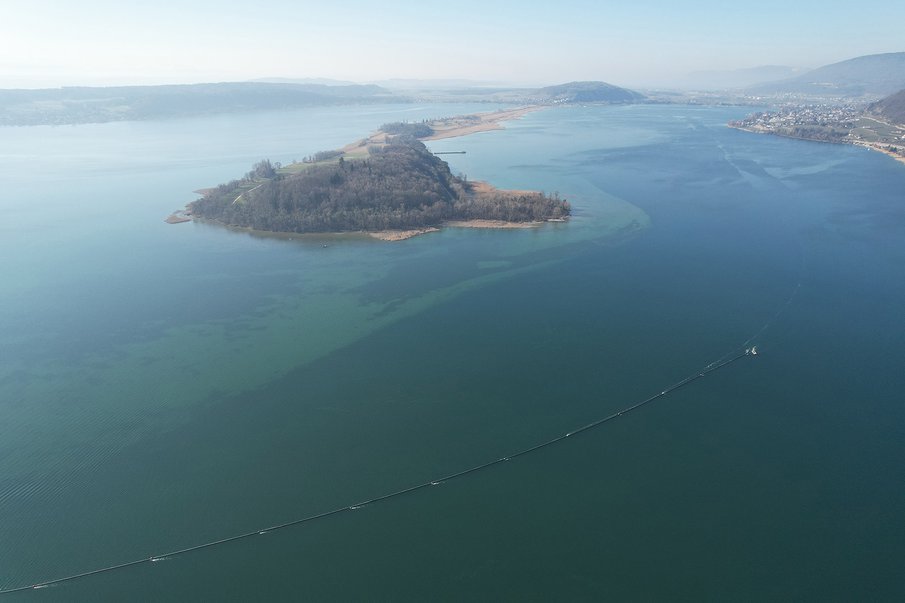 Pose des tubes dans le lac de Bienne