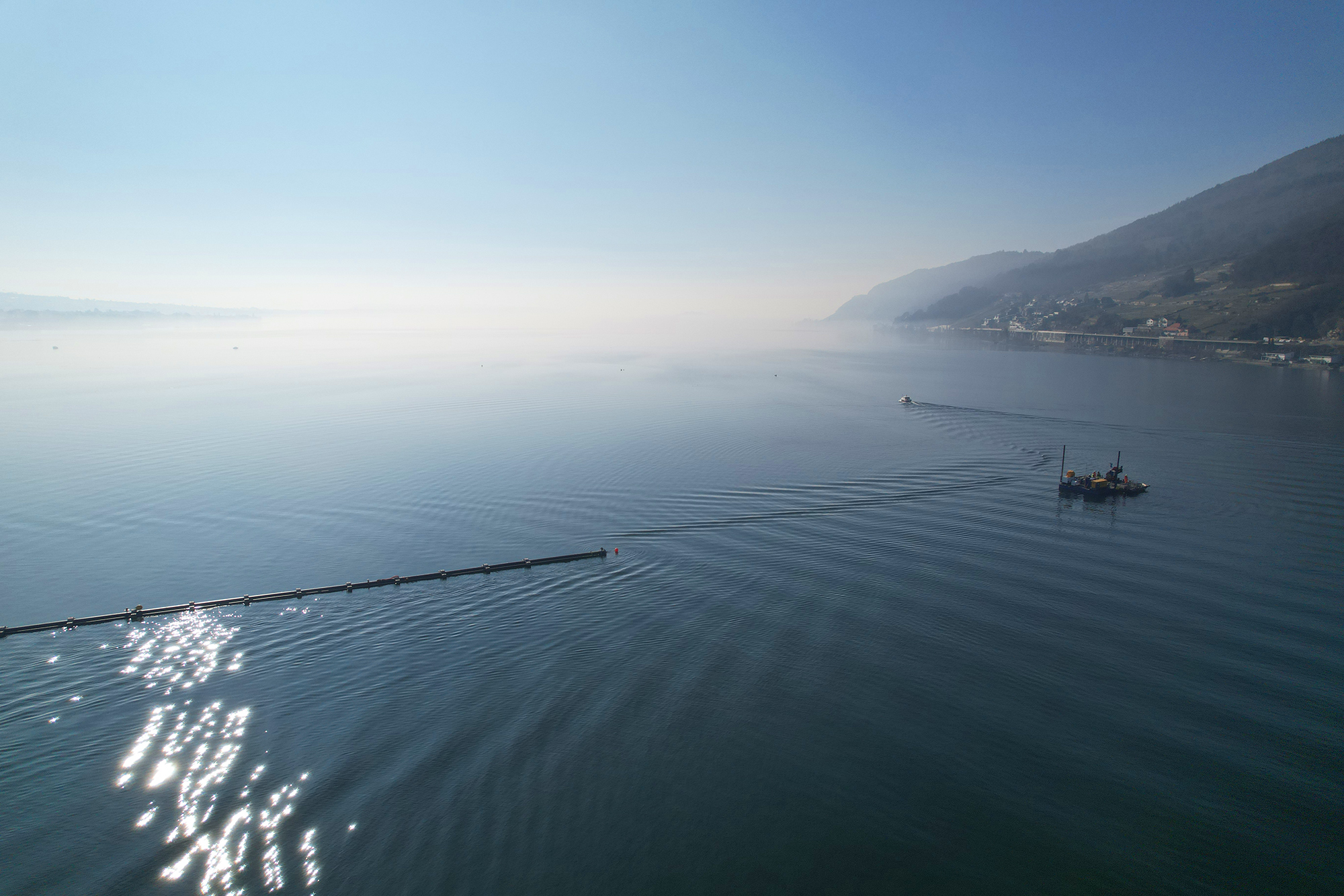 Die Rohrleitungen für das neue Seewasserwerk schwimmen auf dem Bielersee