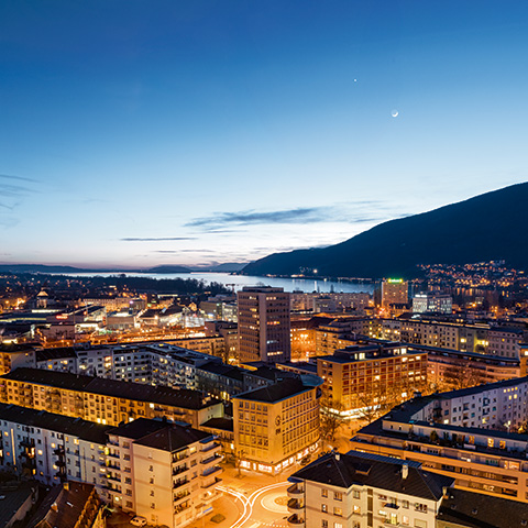 Stadt Biel beleuchtet bei Nacht