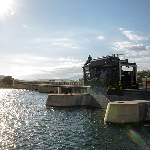 Sicht auf die Wehre des Wasserkraftwerk Hagneck