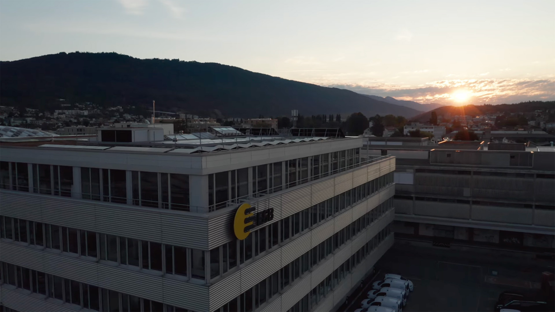 Unsere Vision: usammen mit den Kundinnen und Kunden eine nachhaltige Energiezukunft zu schaffen, in welcher es für unsere Kinder und Enkel lebenswert ist»