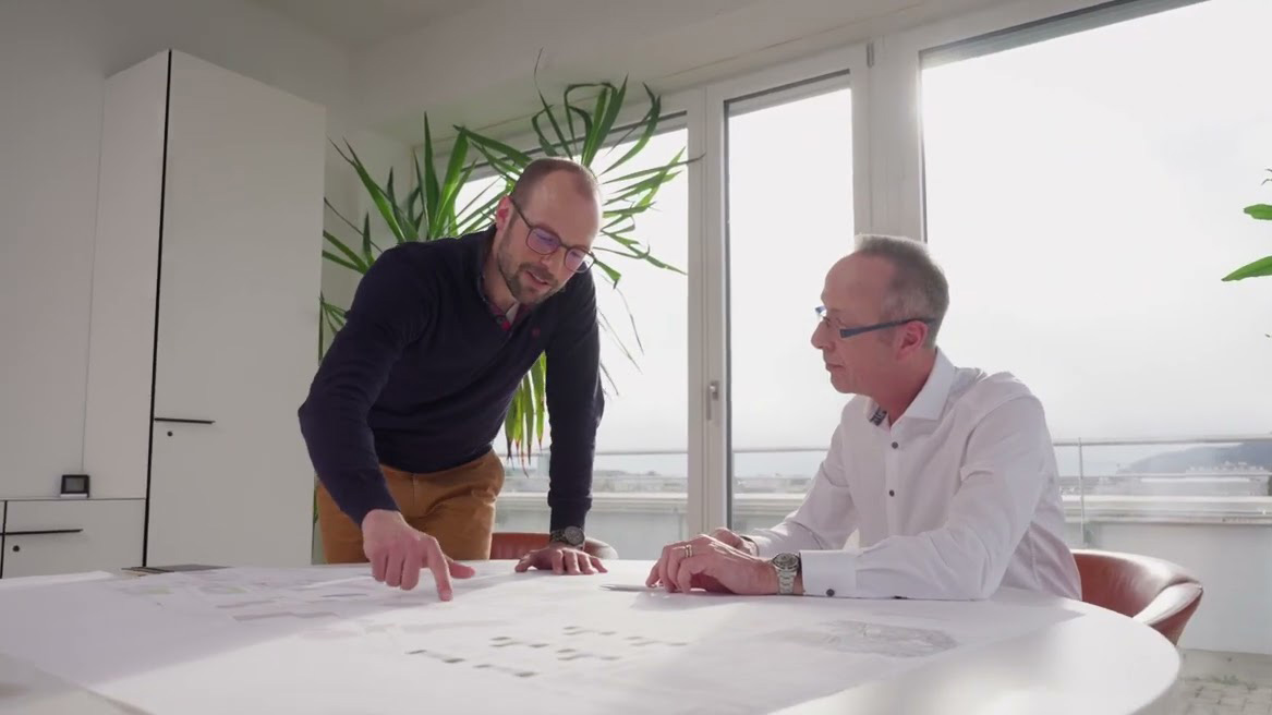 ESB Berater und Kunde beim Beratungsgespräch am runden Tisch