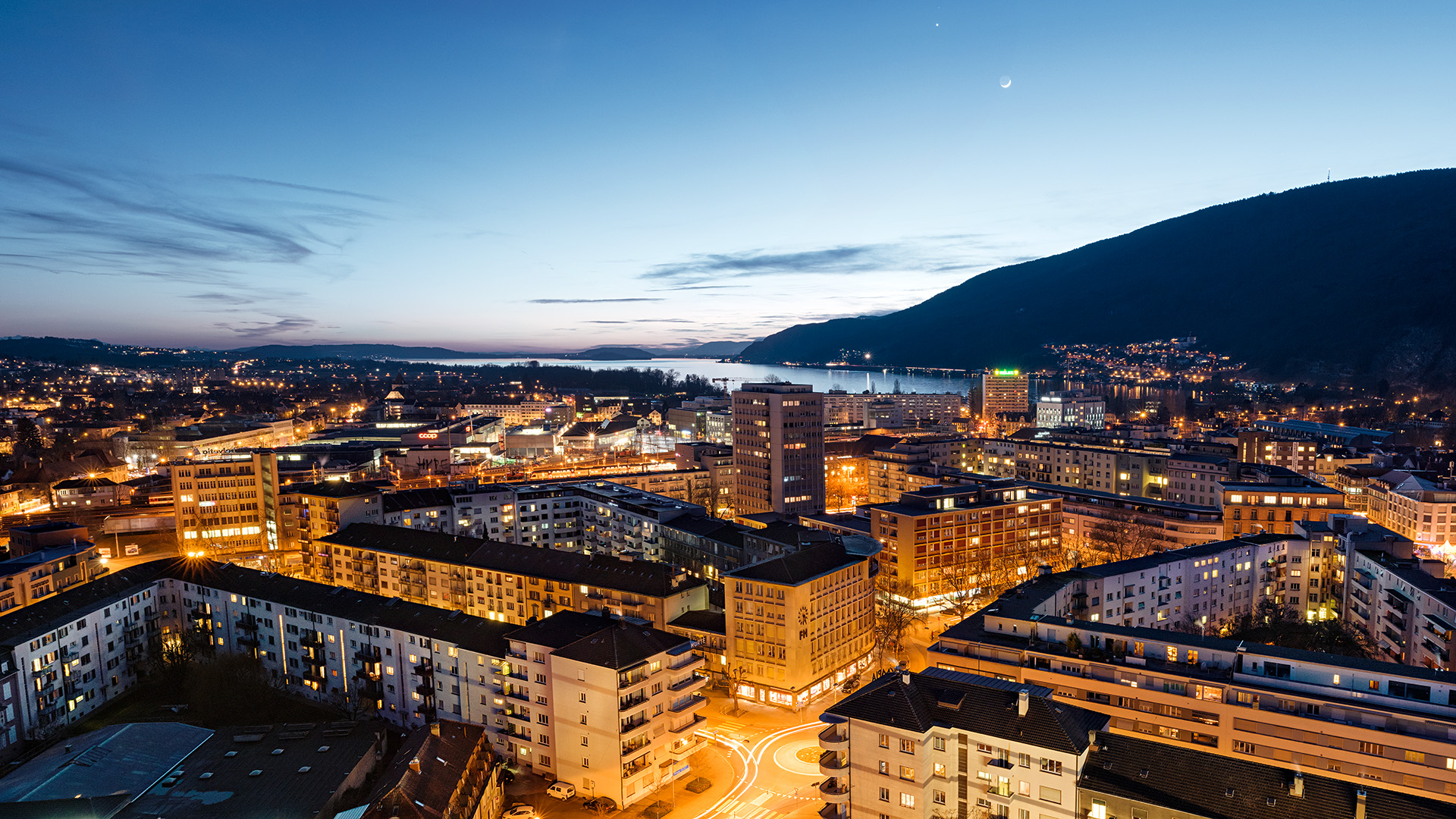 Biel bei Nacht beleuchtet