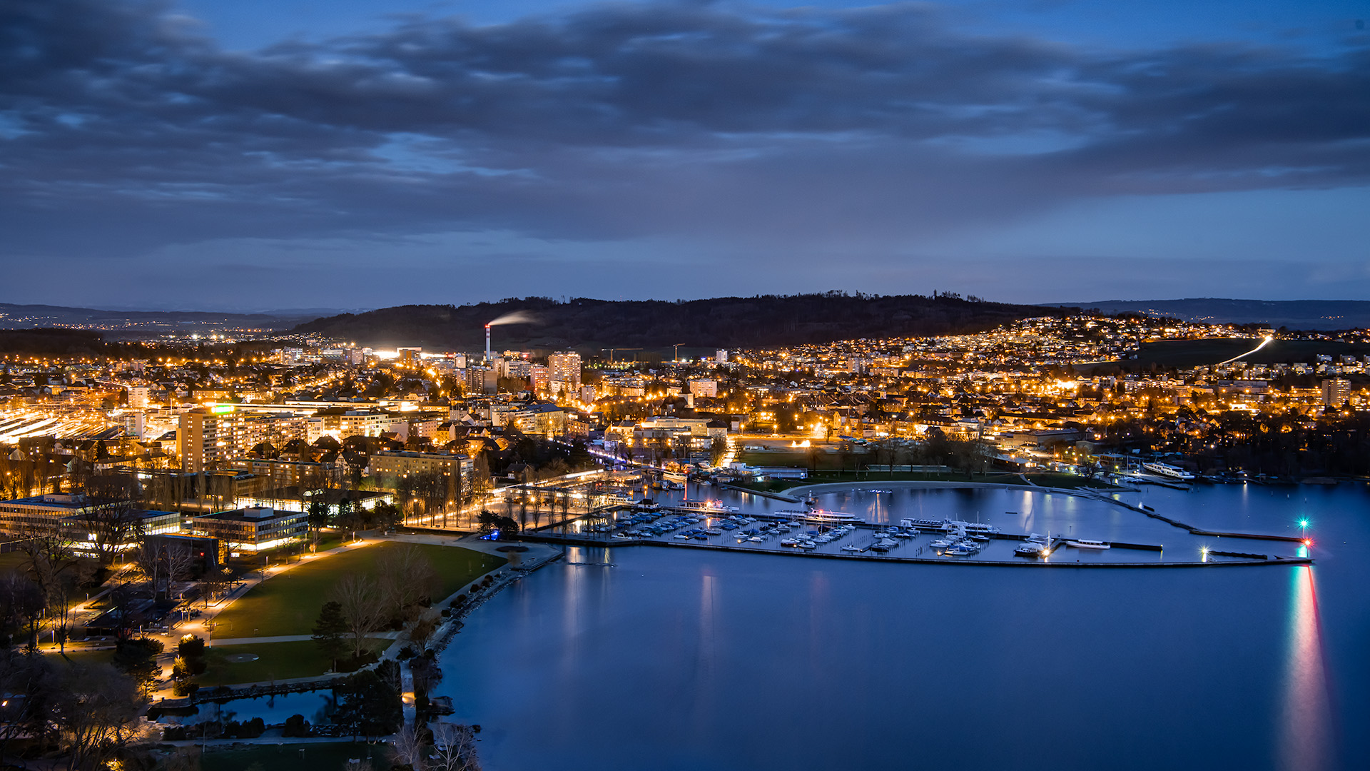 Sicht auf die Stadt Biel und das Hafenbecken in der Nacht