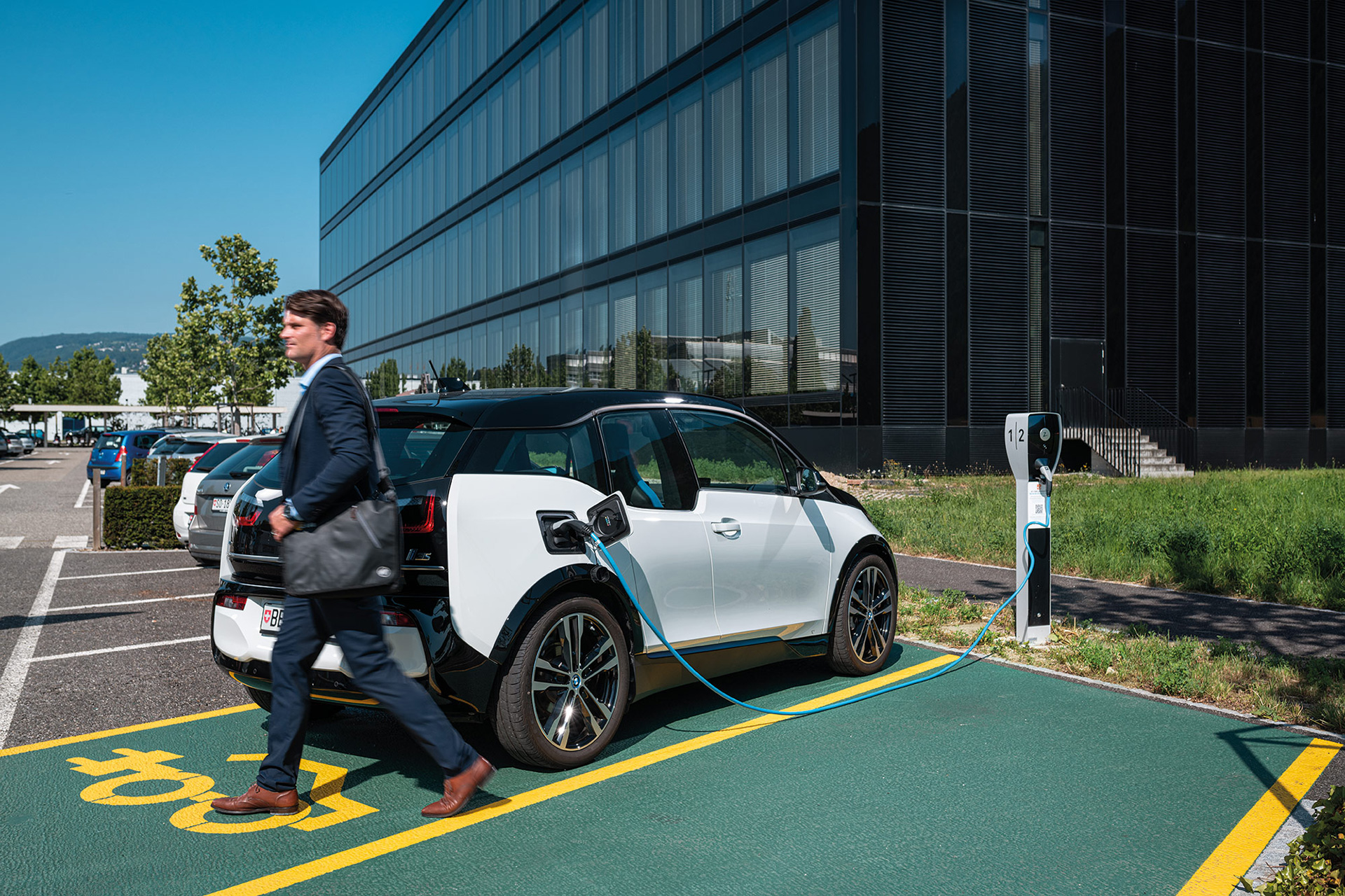 Ladestation vor einem Firmengebäude