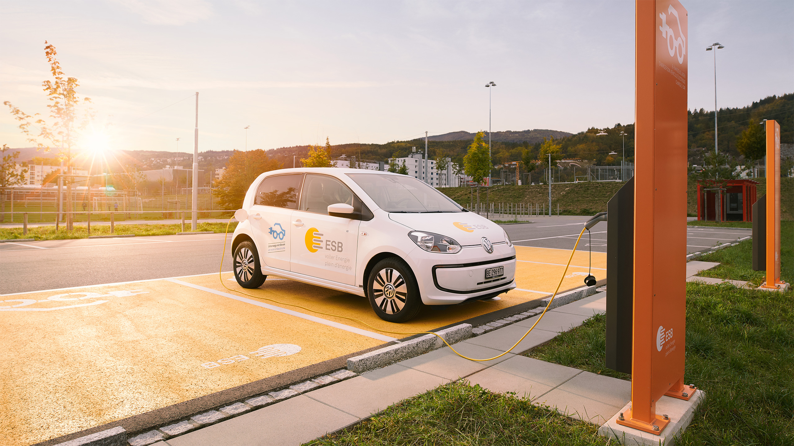 ESB Elektroauto am Laden bei einer emobiel Ladestation