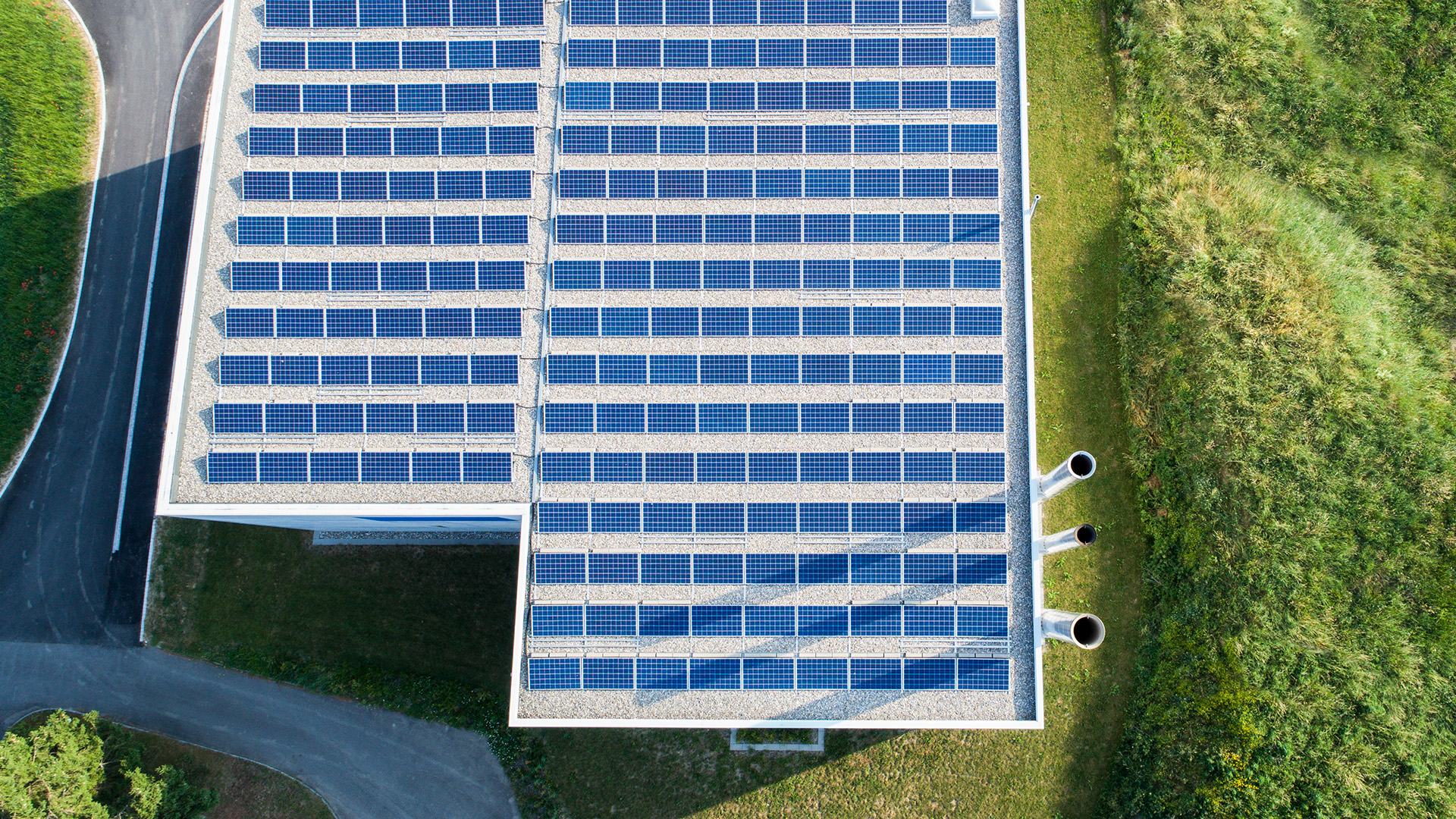 Drohnensicht auf Solardach eines Mehrfamilienhaus