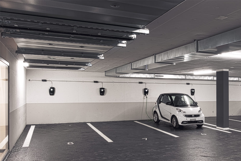 E-Auto am Laden in Einstellhalle
