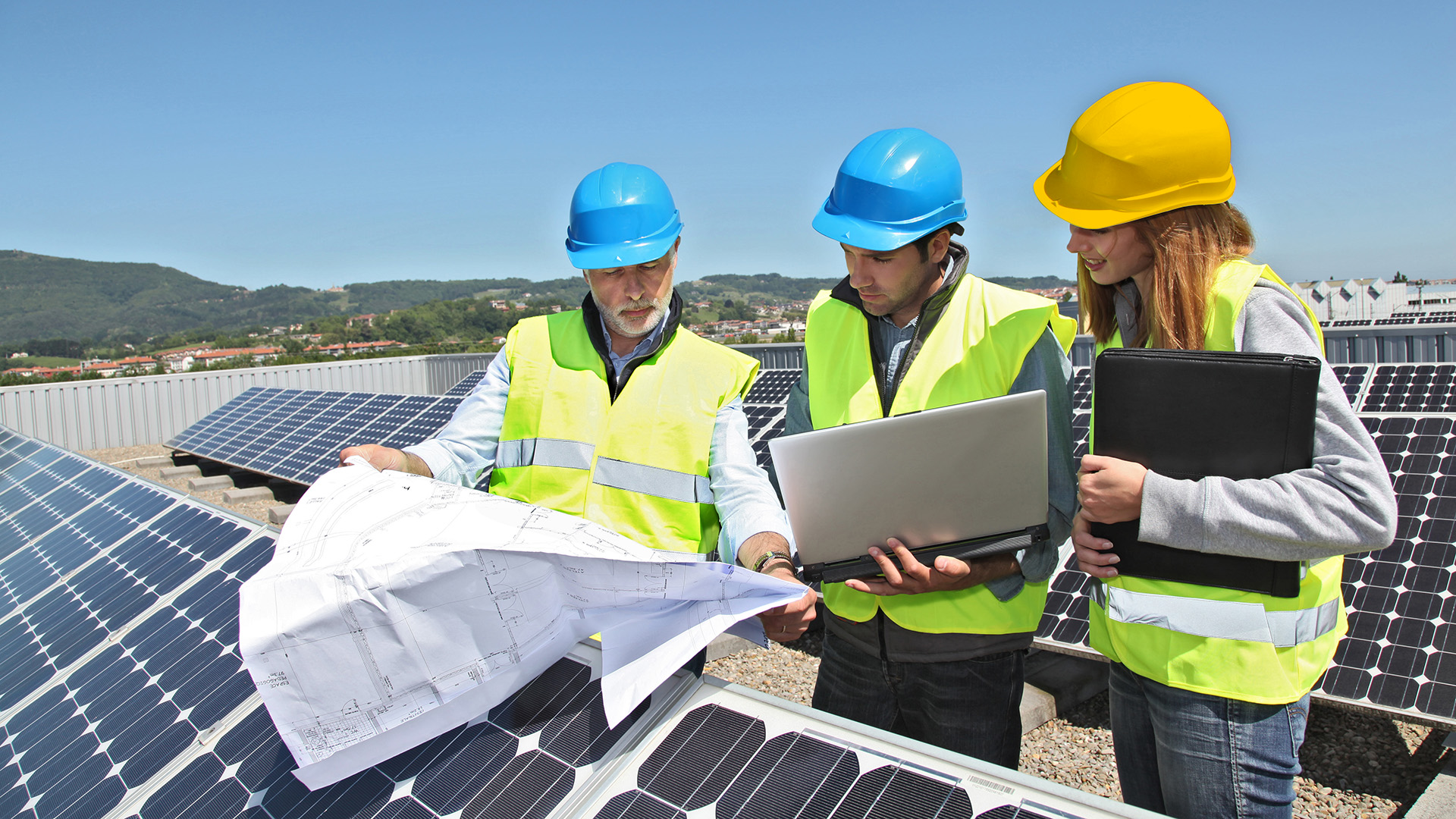 Mitarbeitende auf Solardach bei der Planung