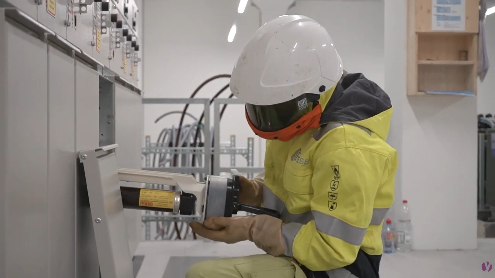 Ein ESB Netzelektriker bei der Arbeit