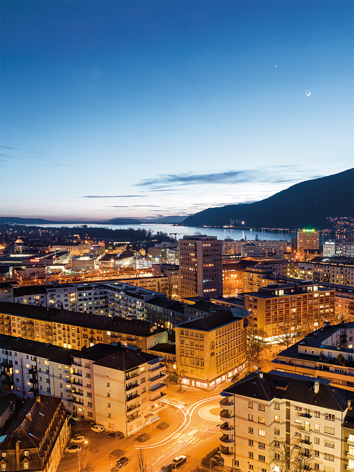 Stadt Biel bei Nacht Hochformat