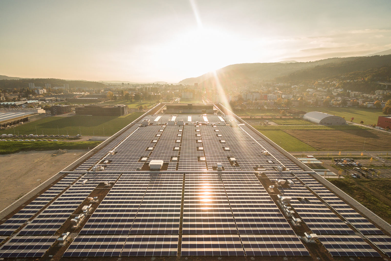 Sicht auf das Solardach der Tissot Arena und die Stadt Biel der Sonne entgegen
