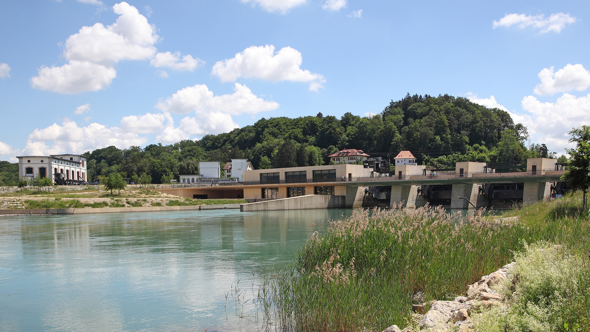 Sicht auf das alte und neue Wasserkraftwerk Hagneck