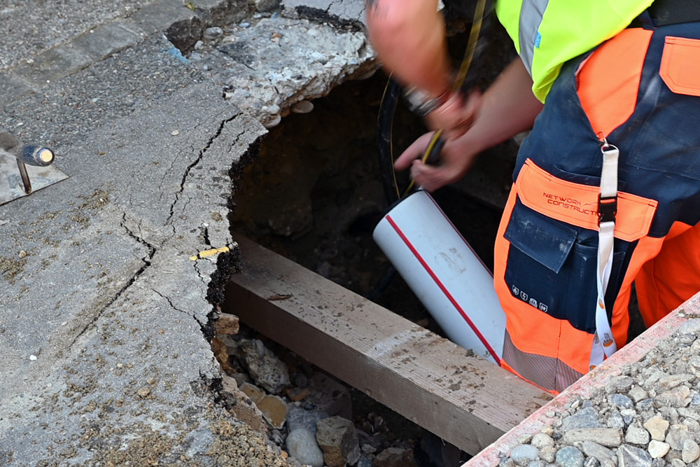 Kupferkabel werden auf der Baustelle in ein Leitungsrohr eingezogen