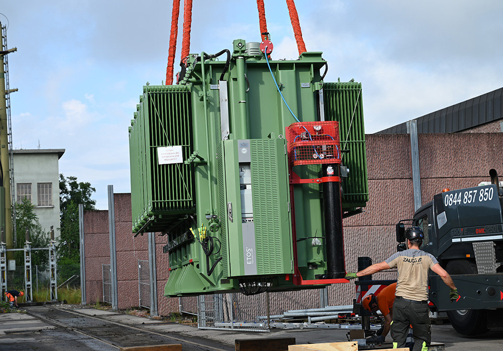 Transport eines Transformator für das Unterwerk Bözingenfeld