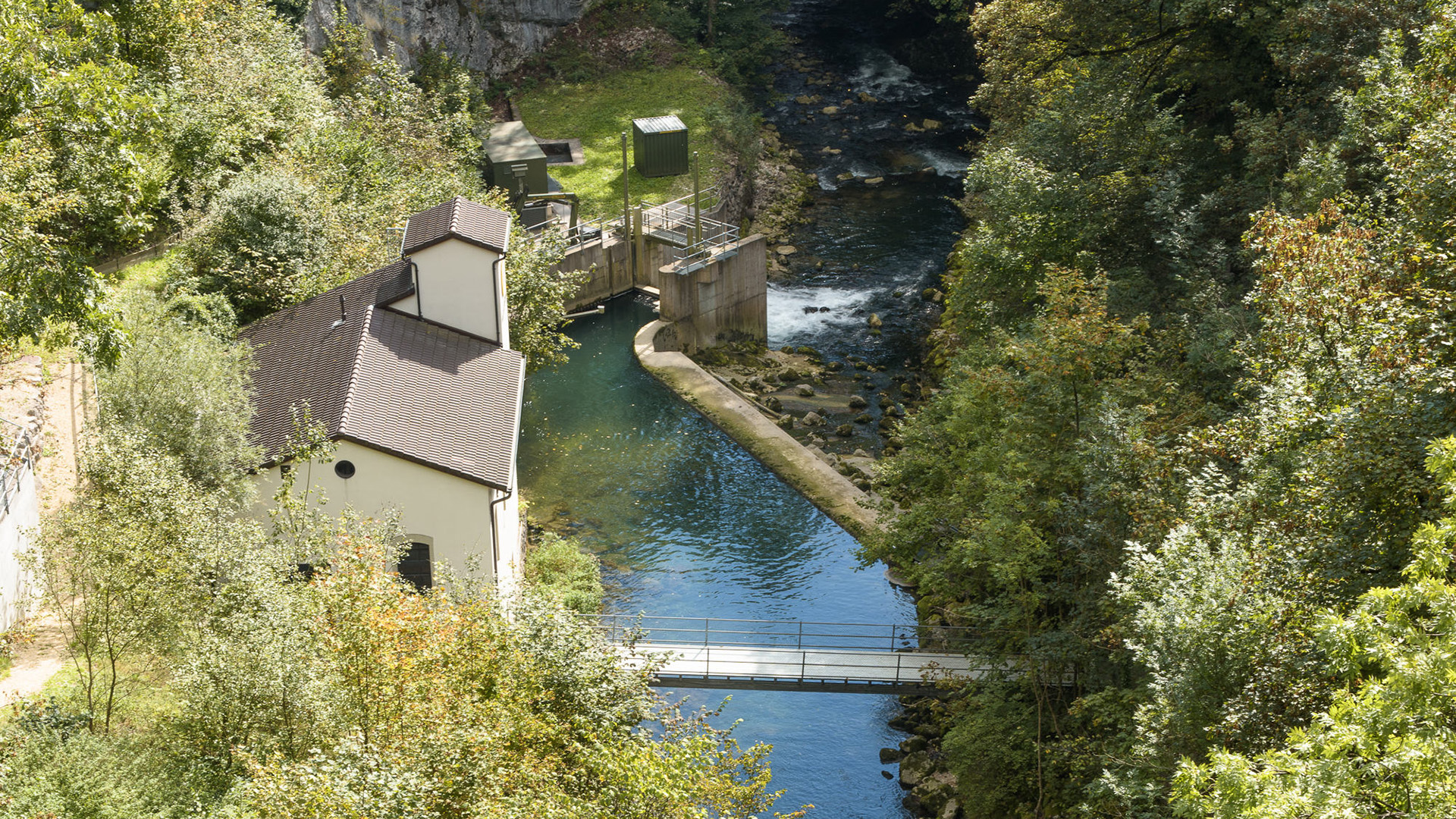 Sicht von oben auf das Kleinwasserkraftwerk Taubenloch in der Schlucht
