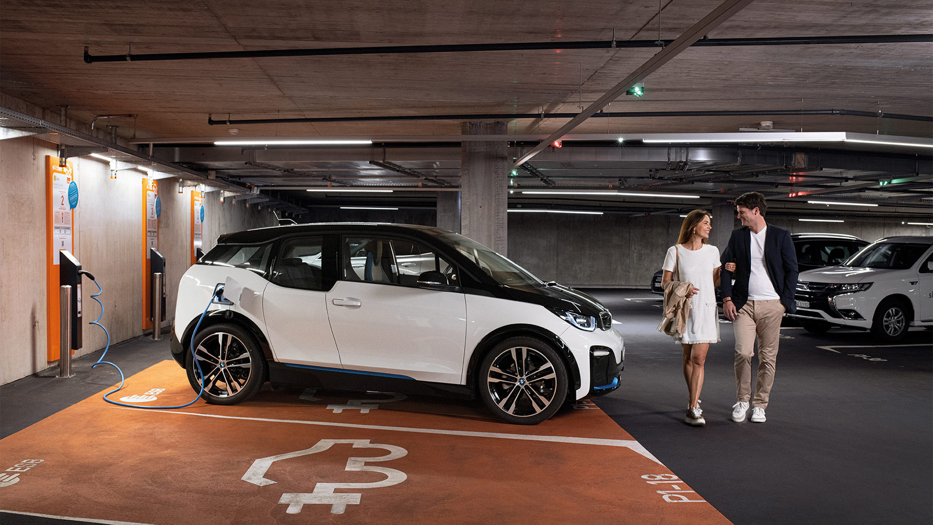 Elektroauto auf Ladeplatz in Parkhaus